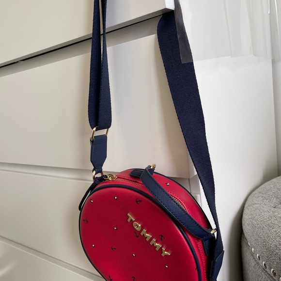 ❌❌SOLD❌❌ Tommy crossbody round bag - Picture 2 of 6
